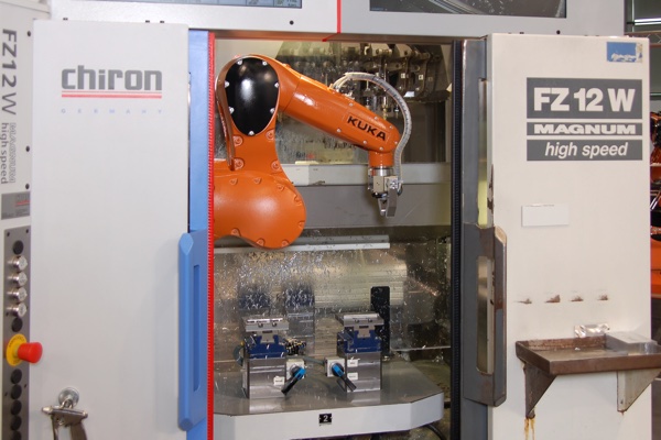 Kuka Roboter in Chiron Maschine
